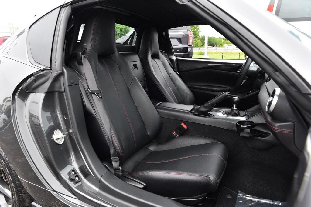 Mazda MX-5 Miata RF Vehicle Full-screen Gallery Image 21
