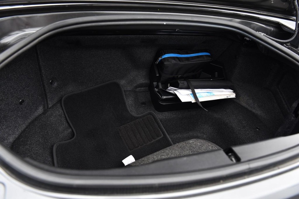 Mazda MX-5 Miata RF Vehicle Full-screen Gallery Image 22