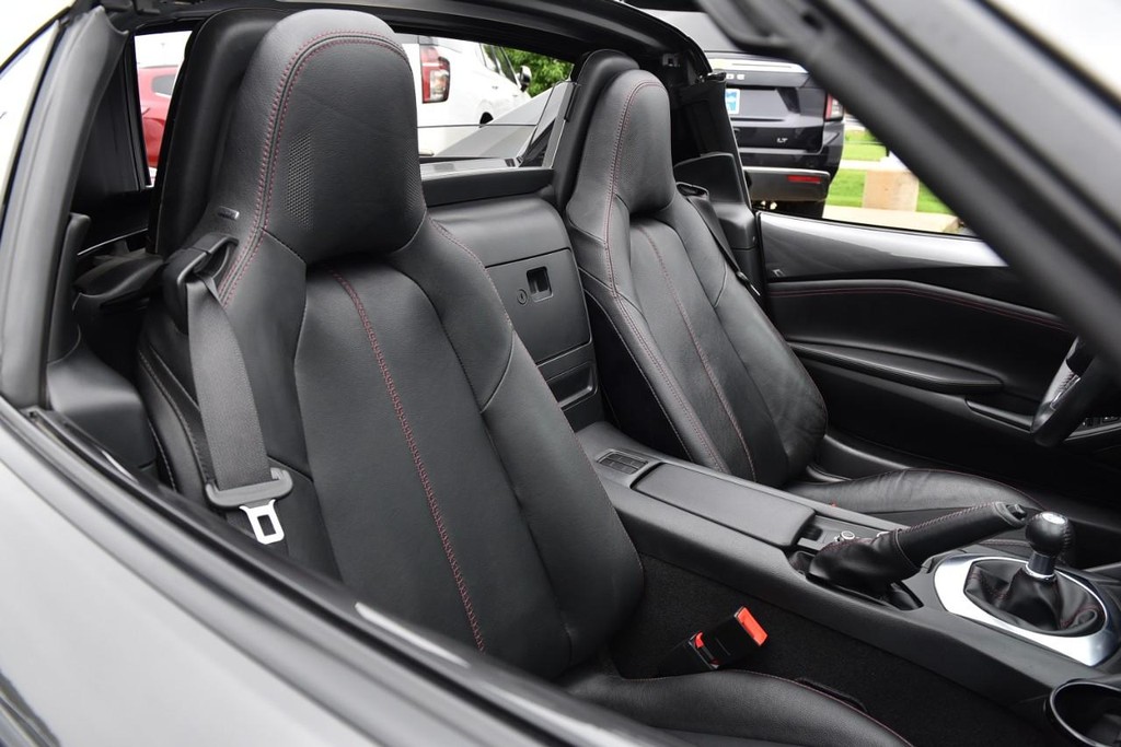 Mazda MX-5 Miata RF Vehicle Full-screen Gallery Image 25