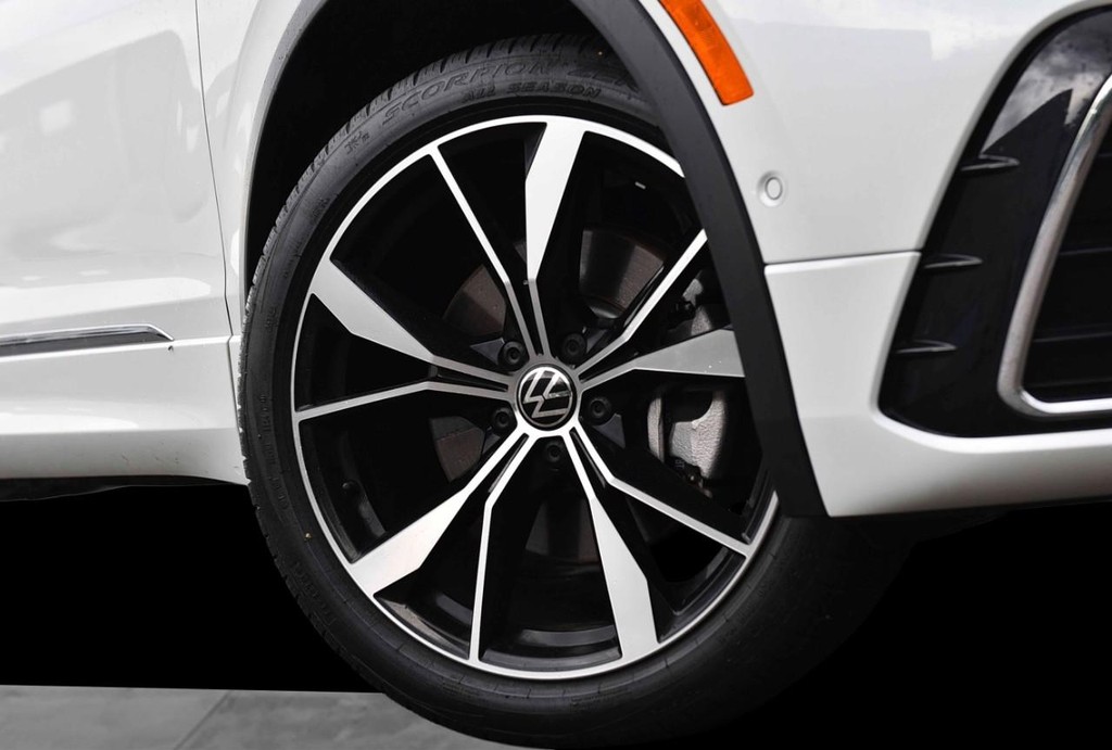 Volkswagen Tiguan Vehicle Full-screen Gallery Image 3