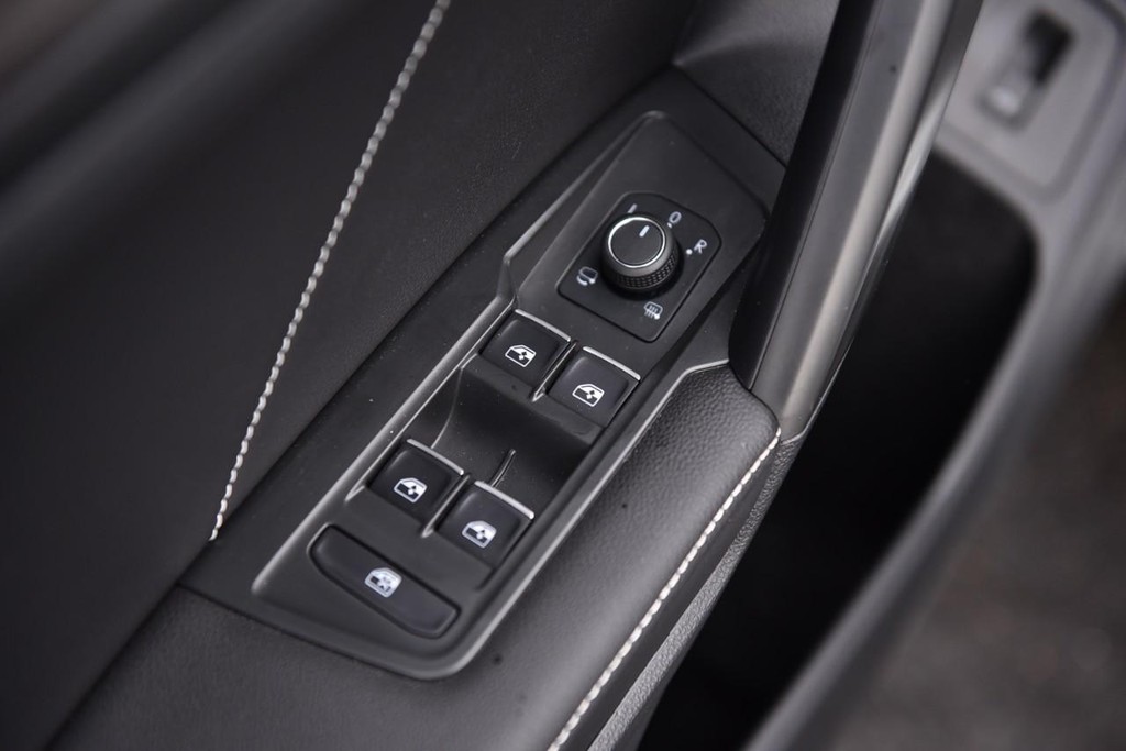 Volkswagen Tiguan Vehicle Full-screen Gallery Image 8
