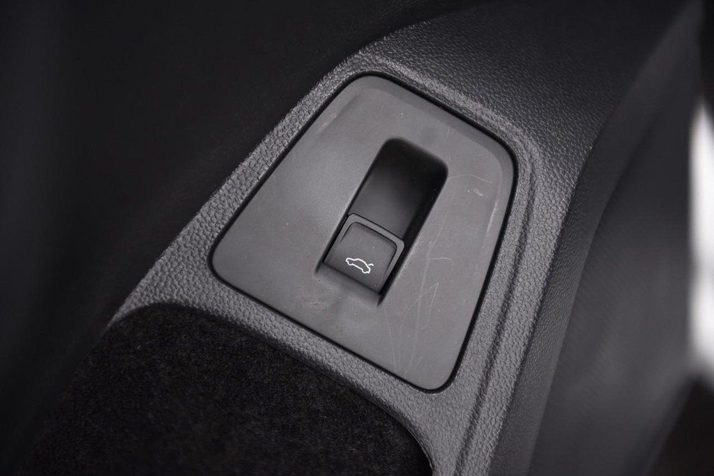 Volkswagen Tiguan Vehicle Full-screen Gallery Image 9