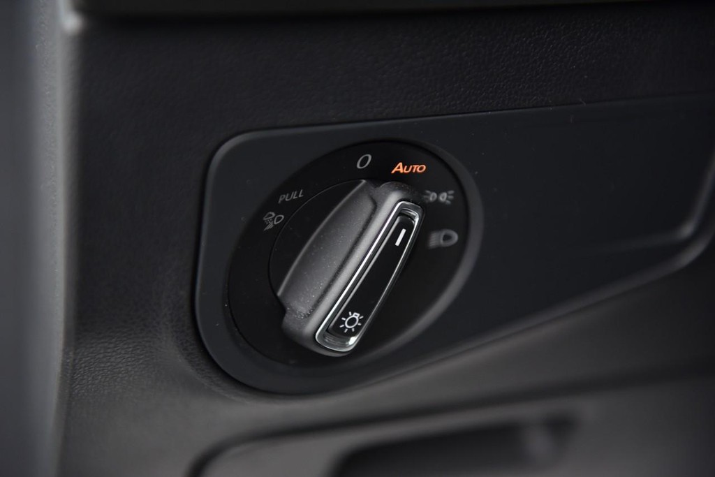 Volkswagen Tiguan Vehicle Full-screen Gallery Image 11