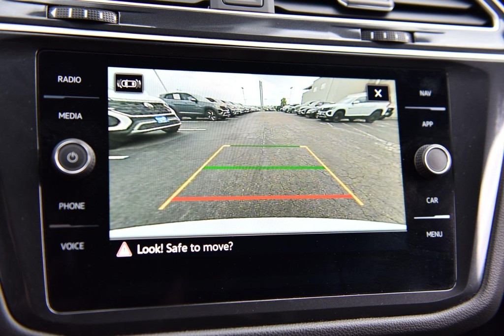 Volkswagen Tiguan Vehicle Full-screen Gallery Image 13