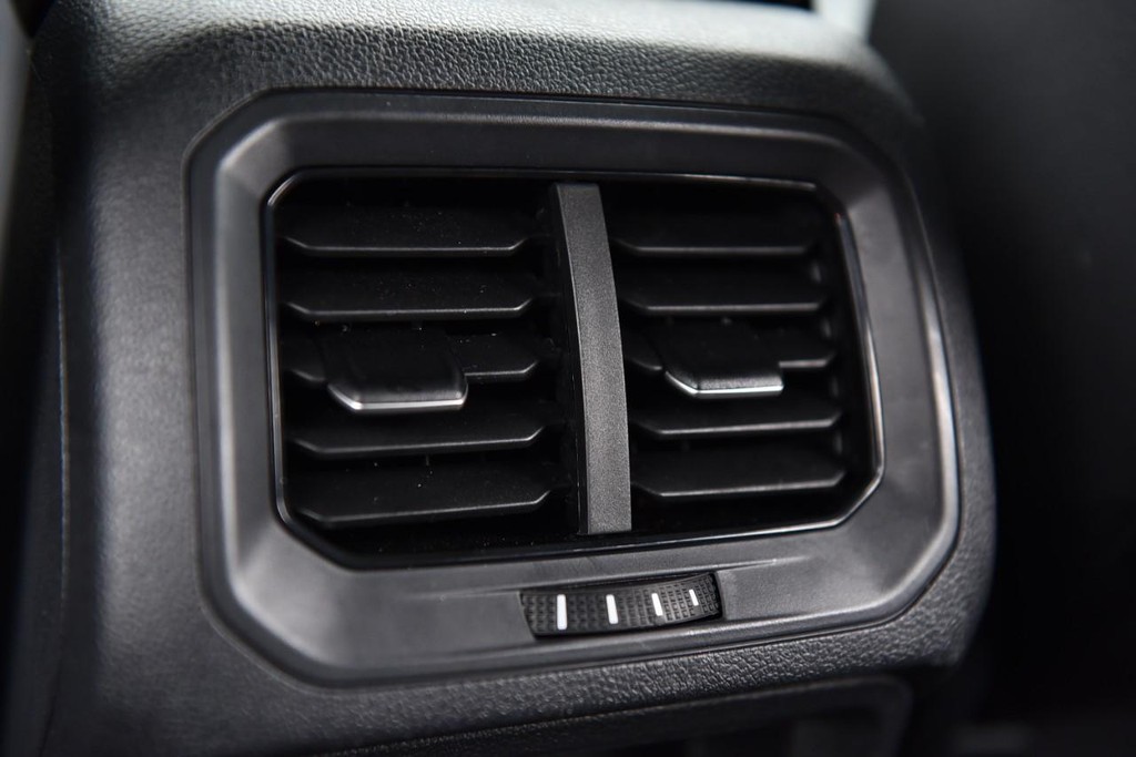 Volkswagen Tiguan Vehicle Full-screen Gallery Image 25