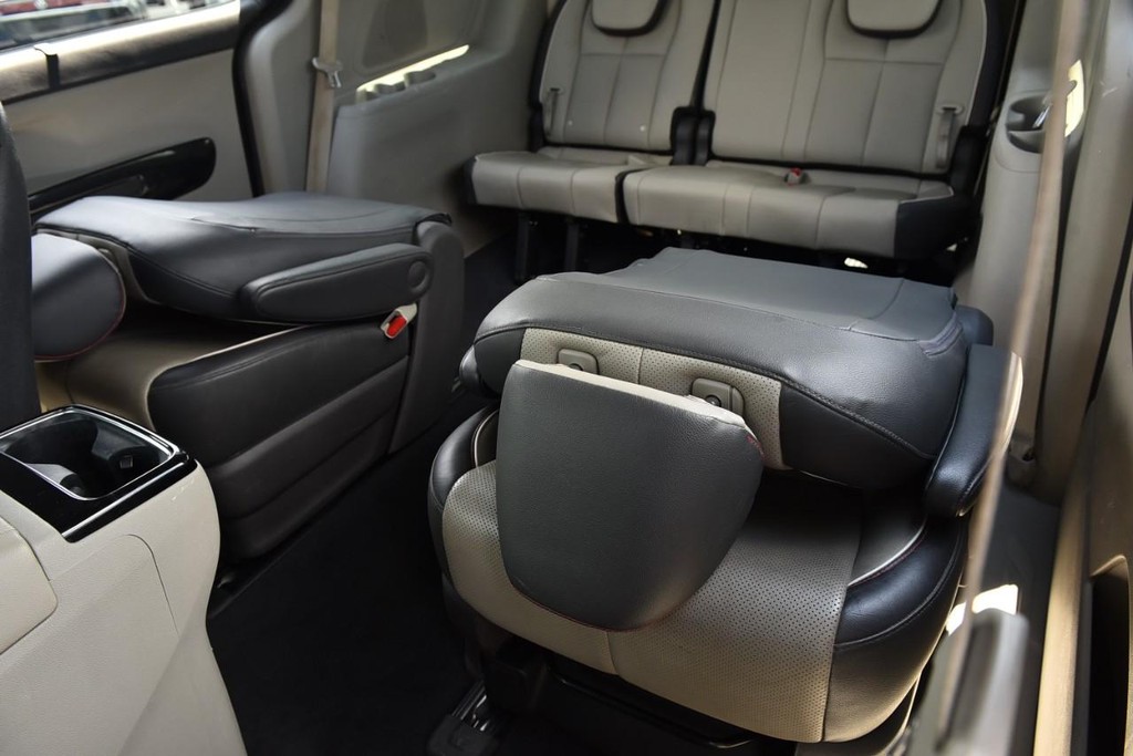 Kia Sedona Vehicle Full-screen Gallery Image 23