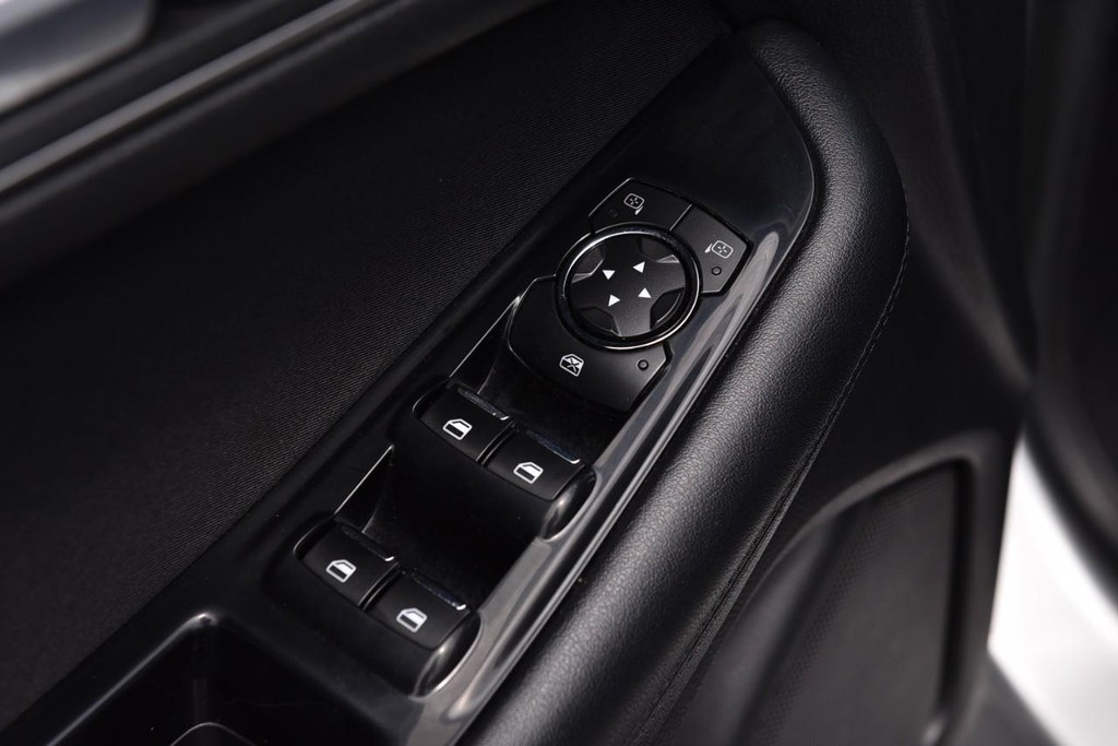 Ford Edge Vehicle Full-screen Gallery Image 08