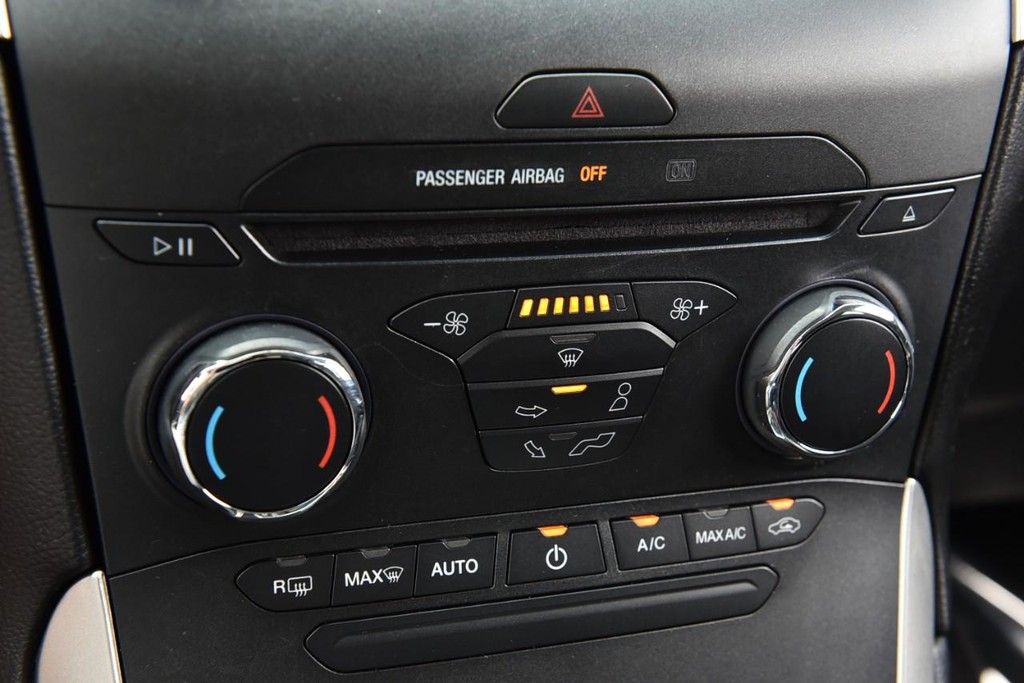 Ford Edge Vehicle Full-screen Gallery Image 14