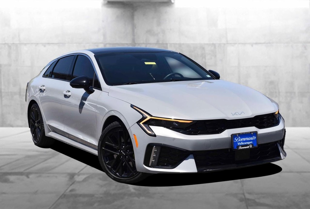 Kia K5 Vehicle Full-screen Gallery Image 2