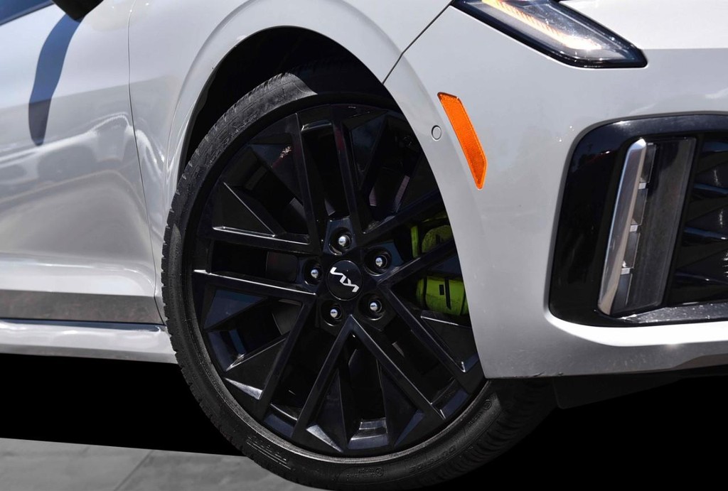 Kia K5 Vehicle Full-screen Gallery Image 3