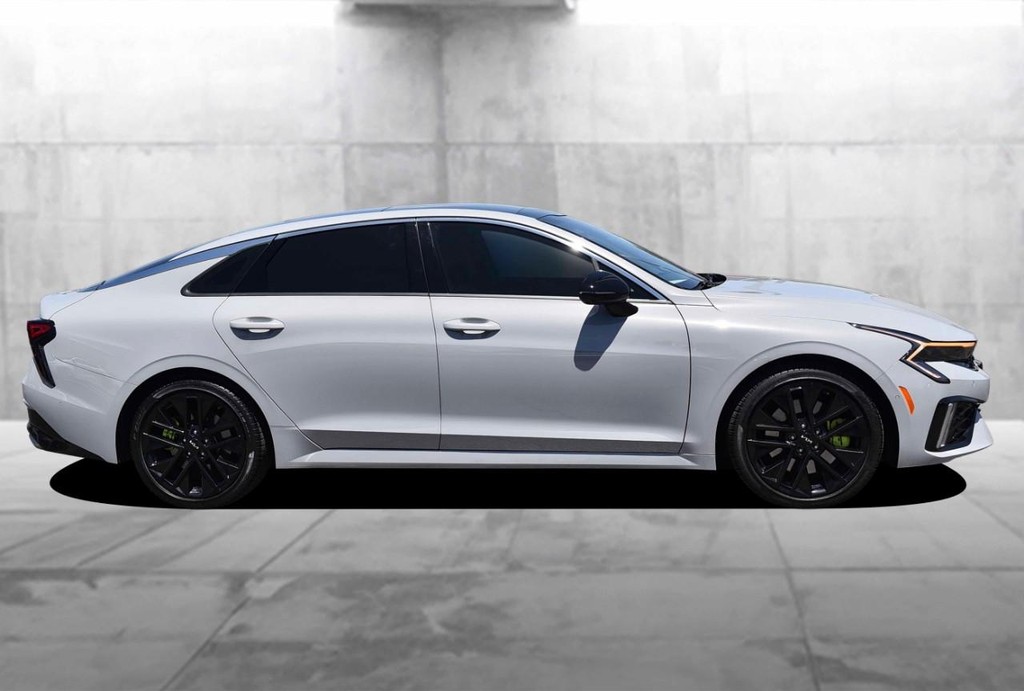Kia K5 Vehicle Full-screen Gallery Image 5