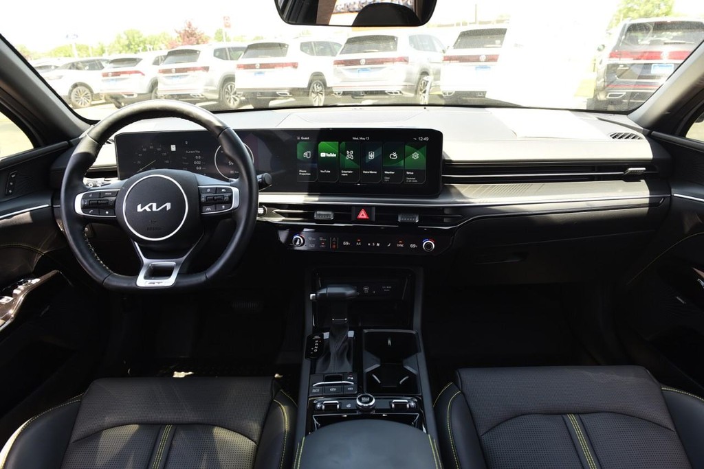 Kia K5 Vehicle Full-screen Gallery Image 7