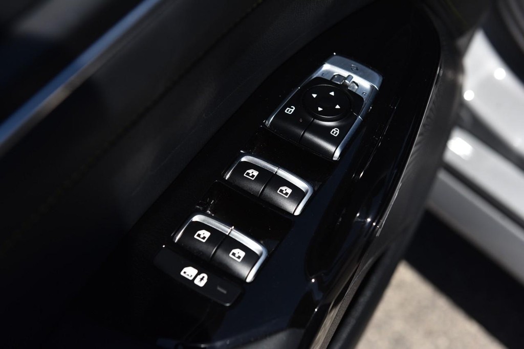 Kia K5 Vehicle Full-screen Gallery Image 8