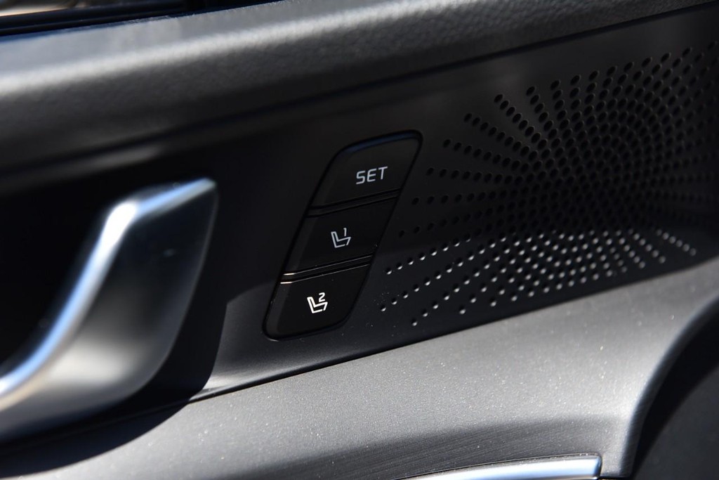 Kia K5 Vehicle Full-screen Gallery Image 10