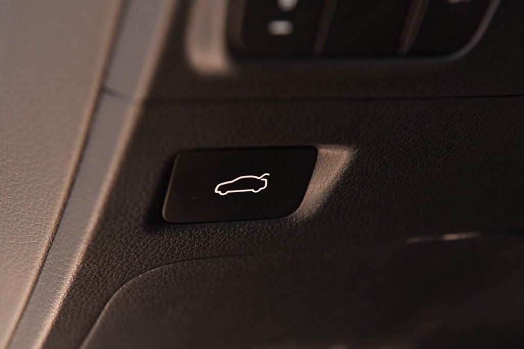 Kia K5 Vehicle Full-screen Gallery Image 13