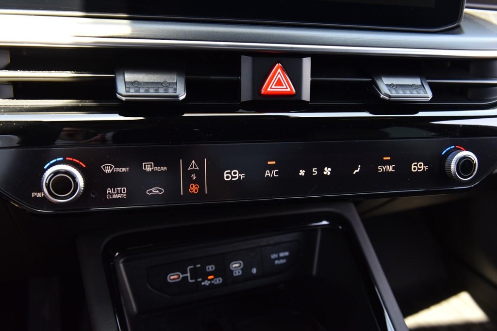 Kia K5 Vehicle Full-screen Gallery Image 18