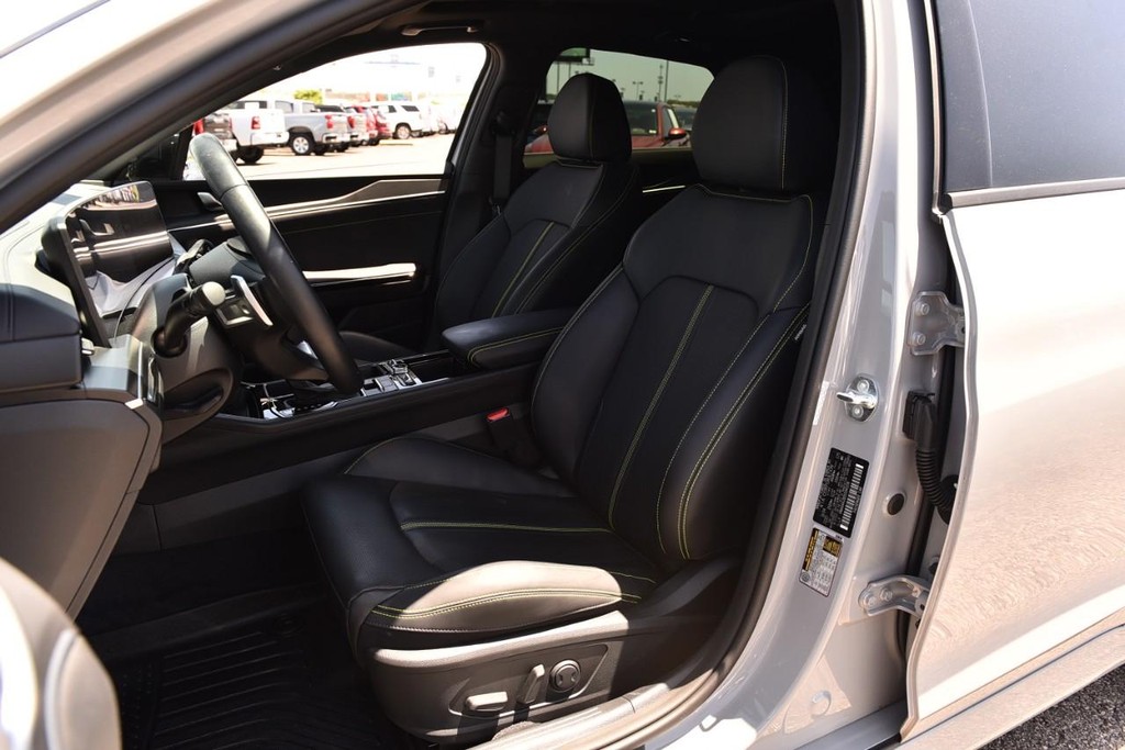 Kia K5 Vehicle Full-screen Gallery Image 24