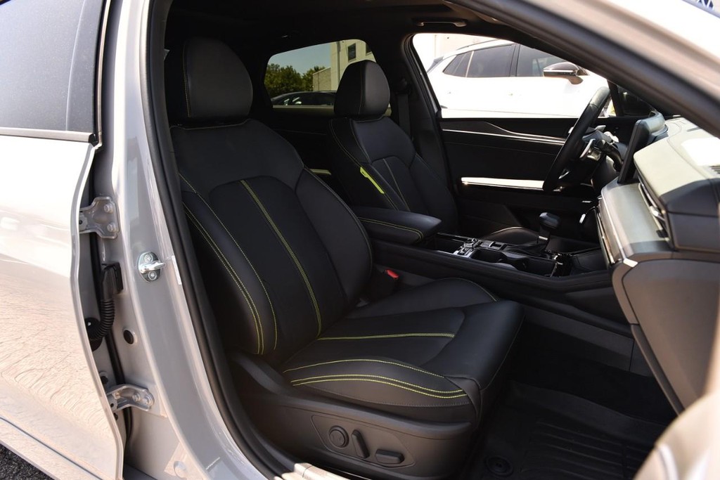 Kia K5 Vehicle Full-screen Gallery Image 25