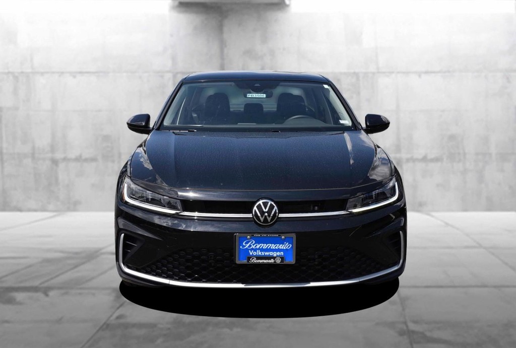 Volkswagen Jetta Vehicle Full-screen Gallery Image 4