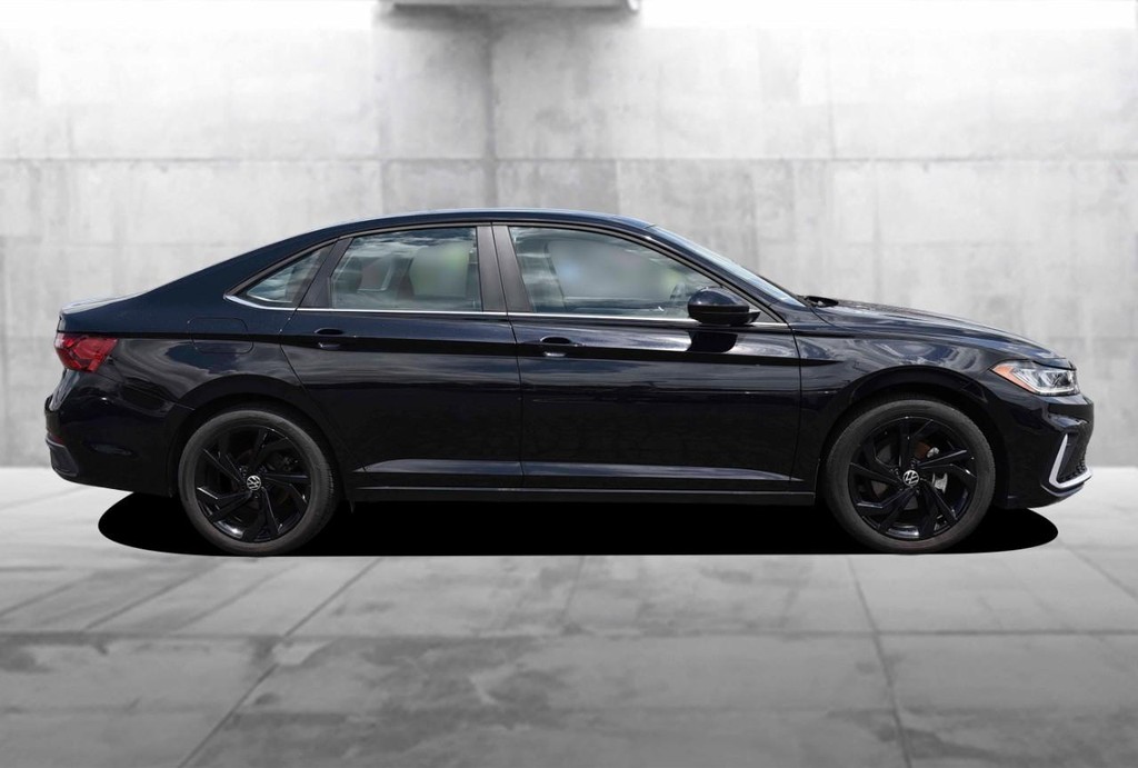 Volkswagen Jetta Vehicle Full-screen Gallery Image 5