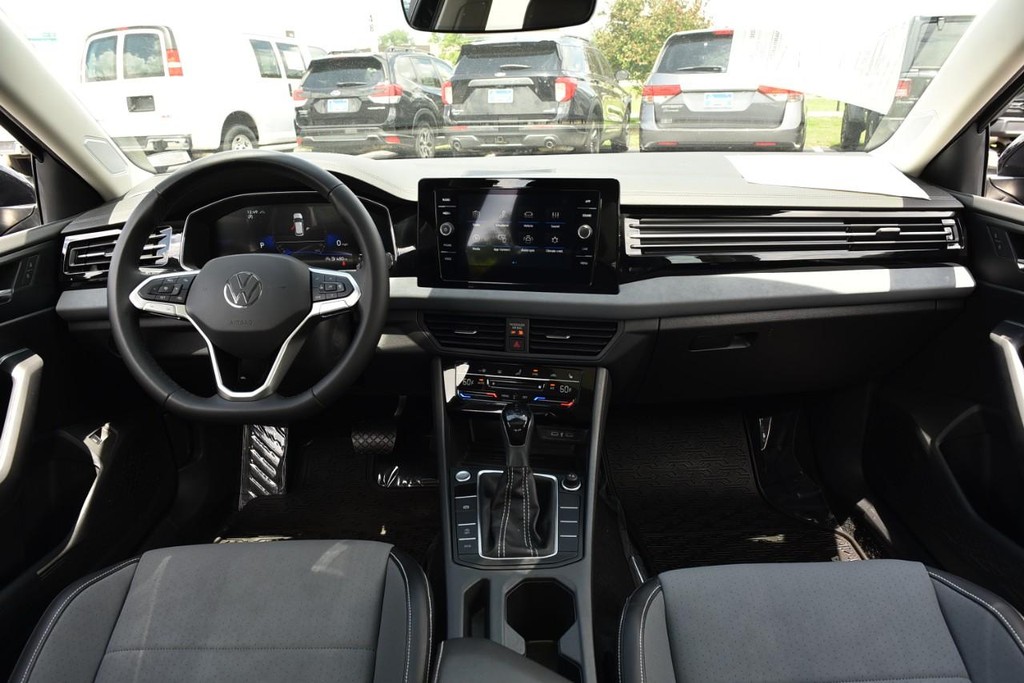 Volkswagen Jetta Vehicle Full-screen Gallery Image 7
