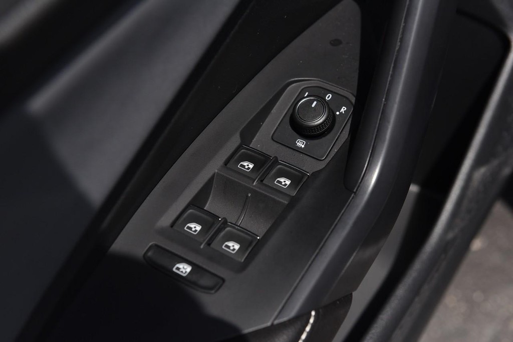 Volkswagen Jetta Vehicle Full-screen Gallery Image 8