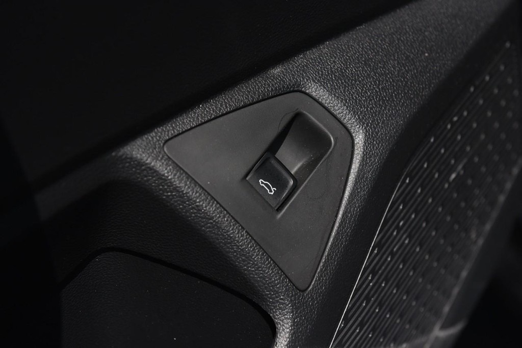 Volkswagen Jetta Vehicle Full-screen Gallery Image 9