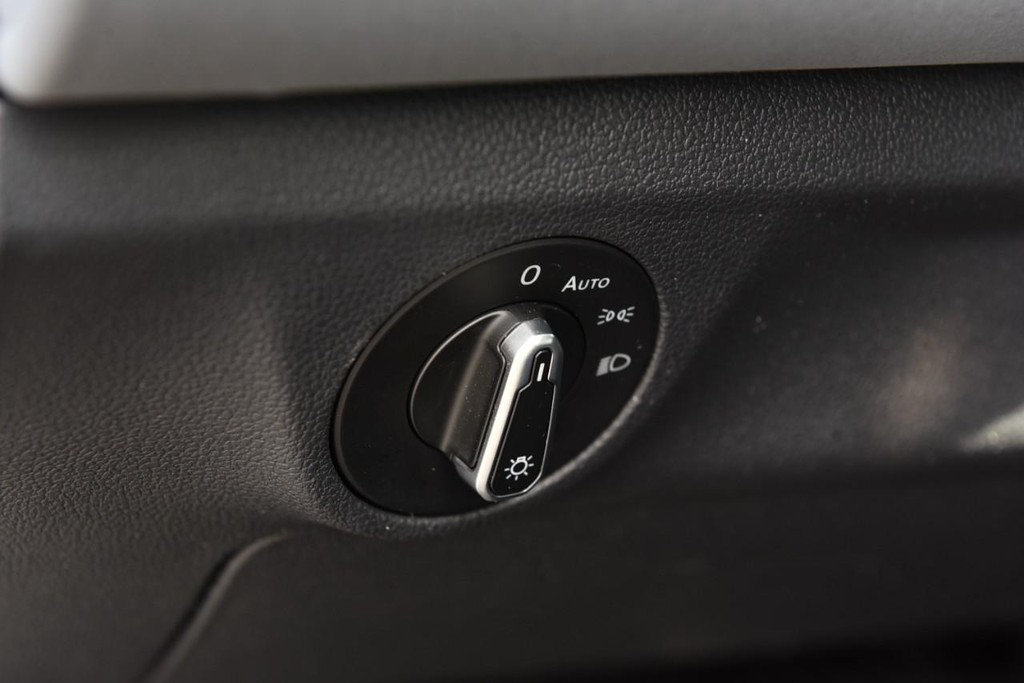 Volkswagen Jetta Vehicle Full-screen Gallery Image 11