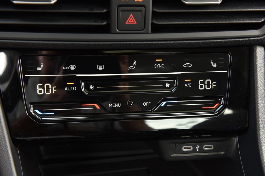 Volkswagen Jetta Vehicle Full-screen Gallery Image 15