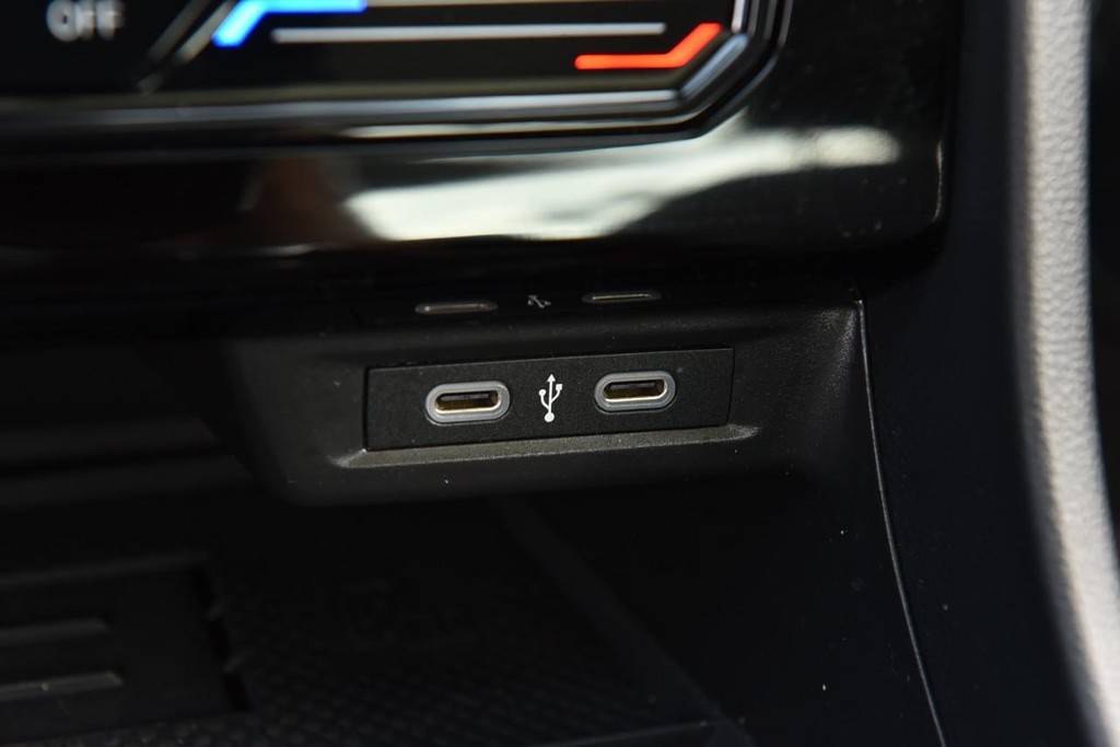 Volkswagen Jetta Vehicle Full-screen Gallery Image 16