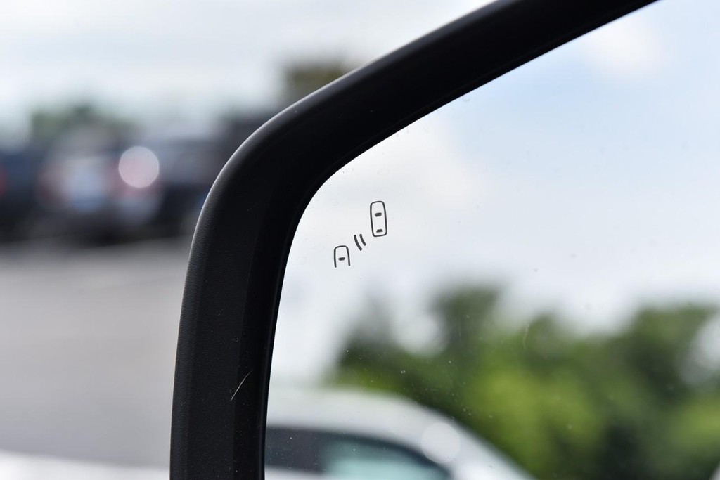 Buick Encore Vehicle Full-screen Gallery Image 9