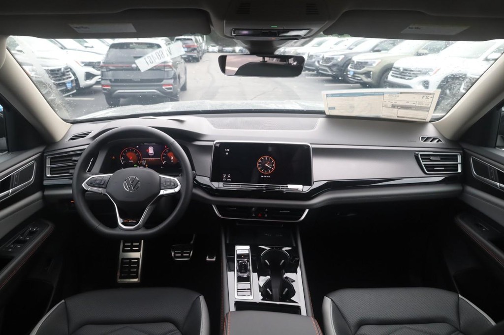 Volkswagen Atlas Vehicle Full-screen Gallery Image 7