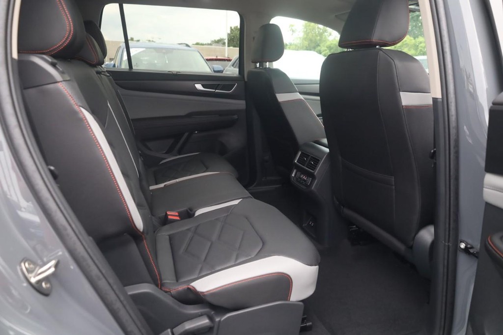Volkswagen Atlas Vehicle Full-screen Gallery Image 21