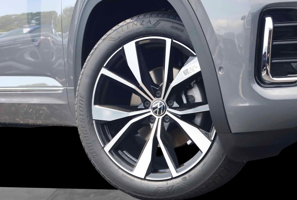 Volkswagen Atlas Cross Sport Vehicle Full-screen Gallery Image 3