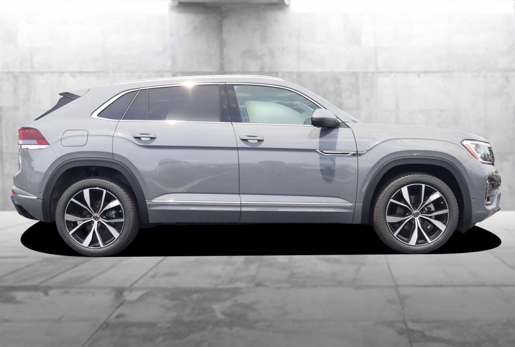 Volkswagen Atlas Cross Sport Vehicle Full-screen Gallery Image 5