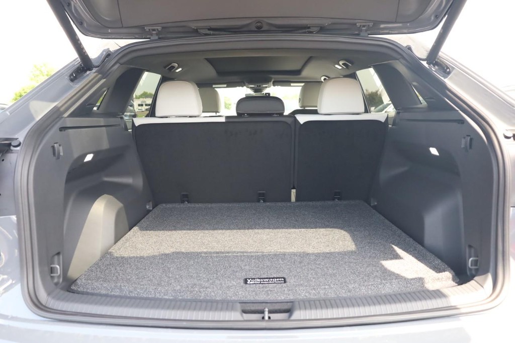 Volkswagen Atlas Cross Sport Vehicle Full-screen Gallery Image 7