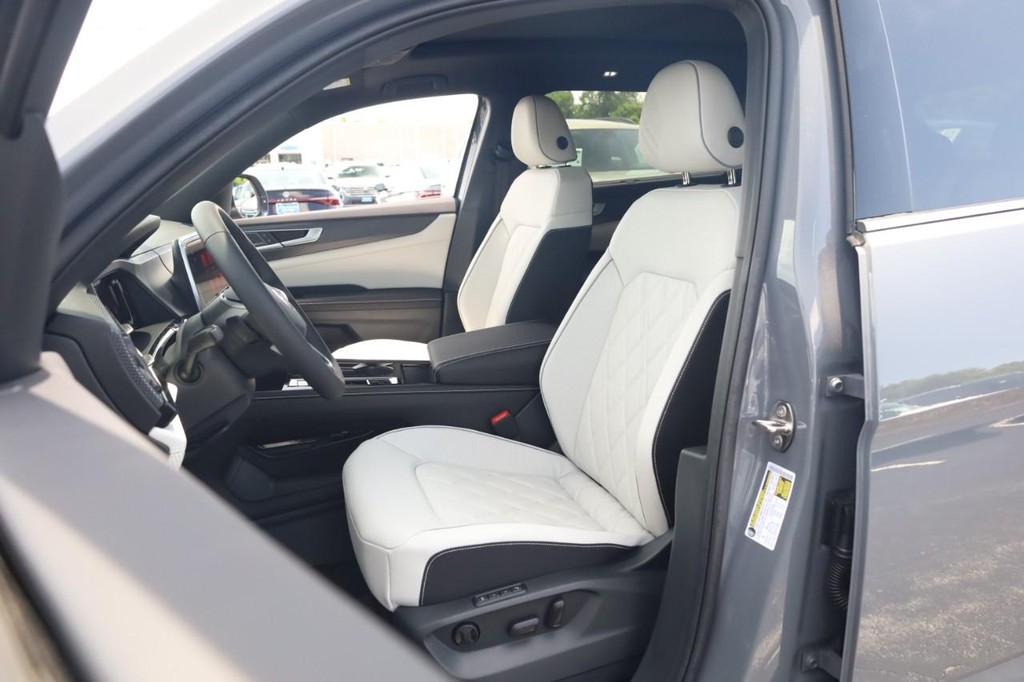 Volkswagen Atlas Cross Sport Vehicle Full-screen Gallery Image 8