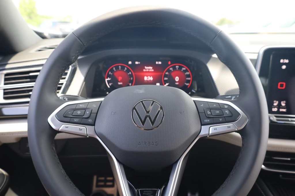 Volkswagen Atlas Cross Sport Vehicle Full-screen Gallery Image 9