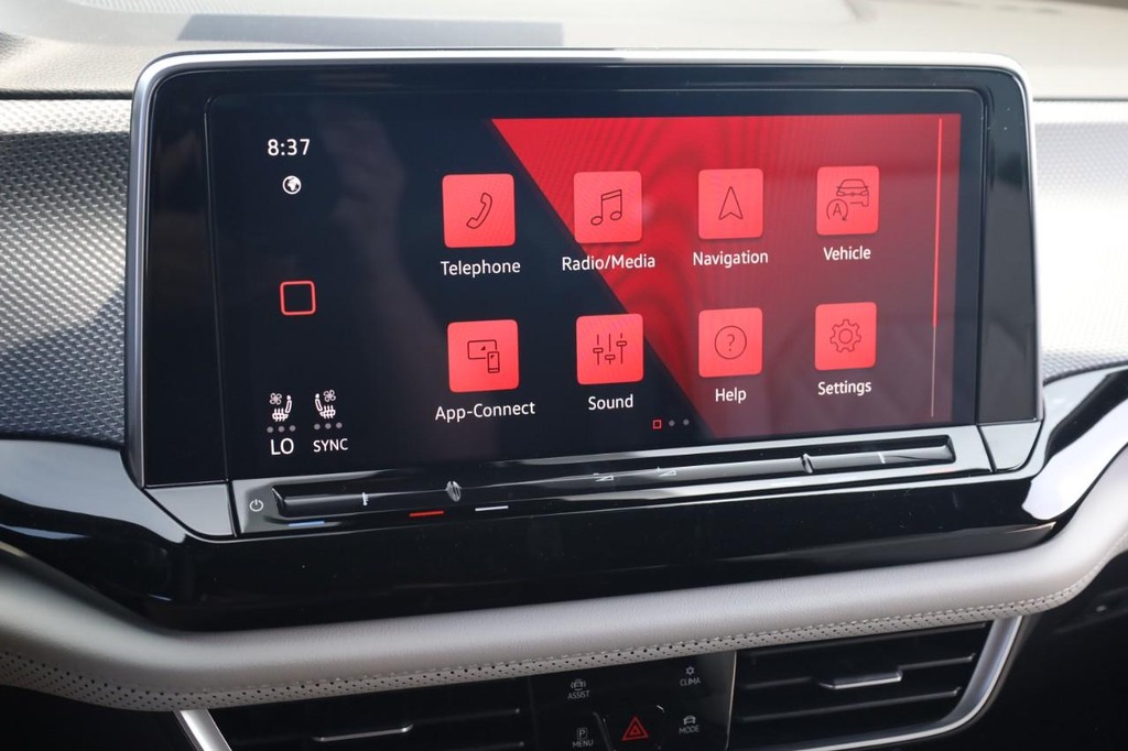 Volkswagen Atlas Cross Sport Vehicle Full-screen Gallery Image 11