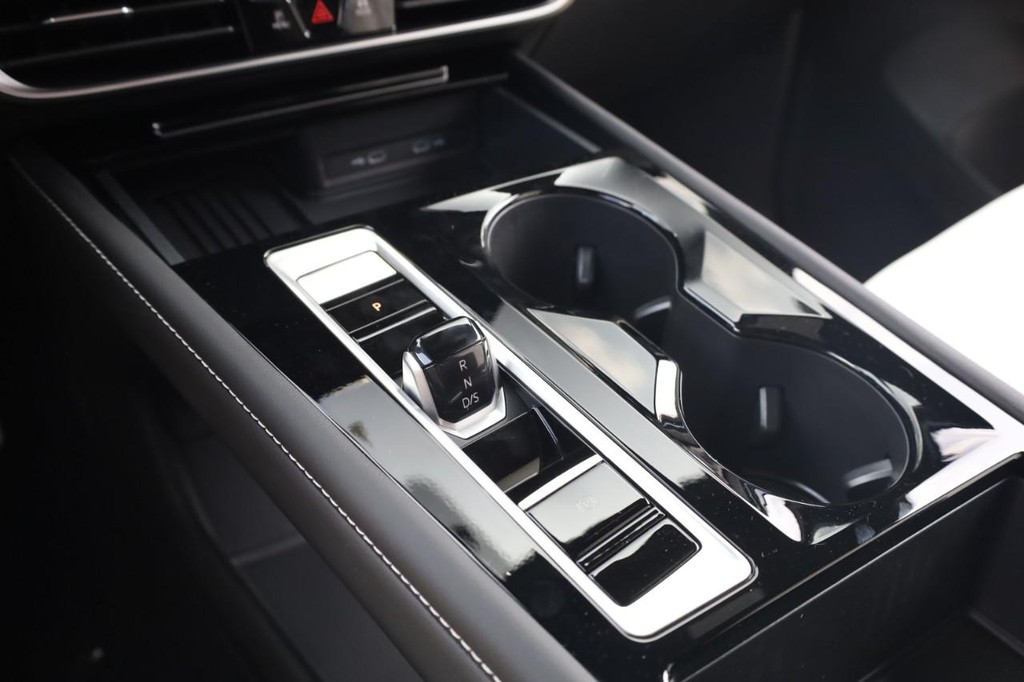 Volkswagen Atlas Cross Sport Vehicle Full-screen Gallery Image 15