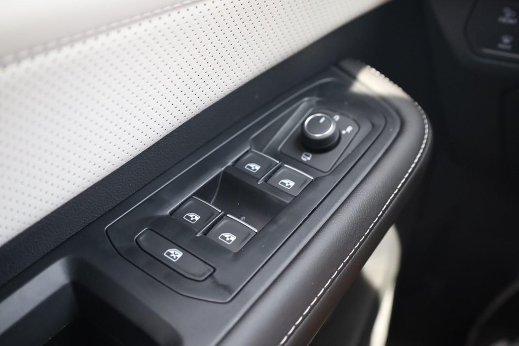 Volkswagen Atlas Cross Sport Vehicle Full-screen Gallery Image 17