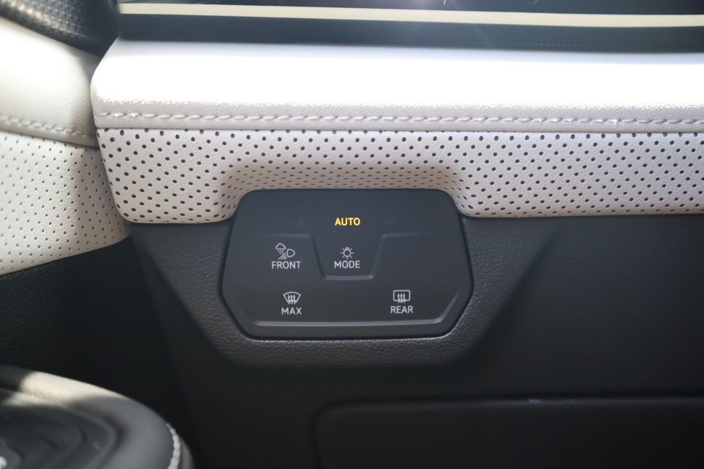 Volkswagen Atlas Cross Sport Vehicle Full-screen Gallery Image 18