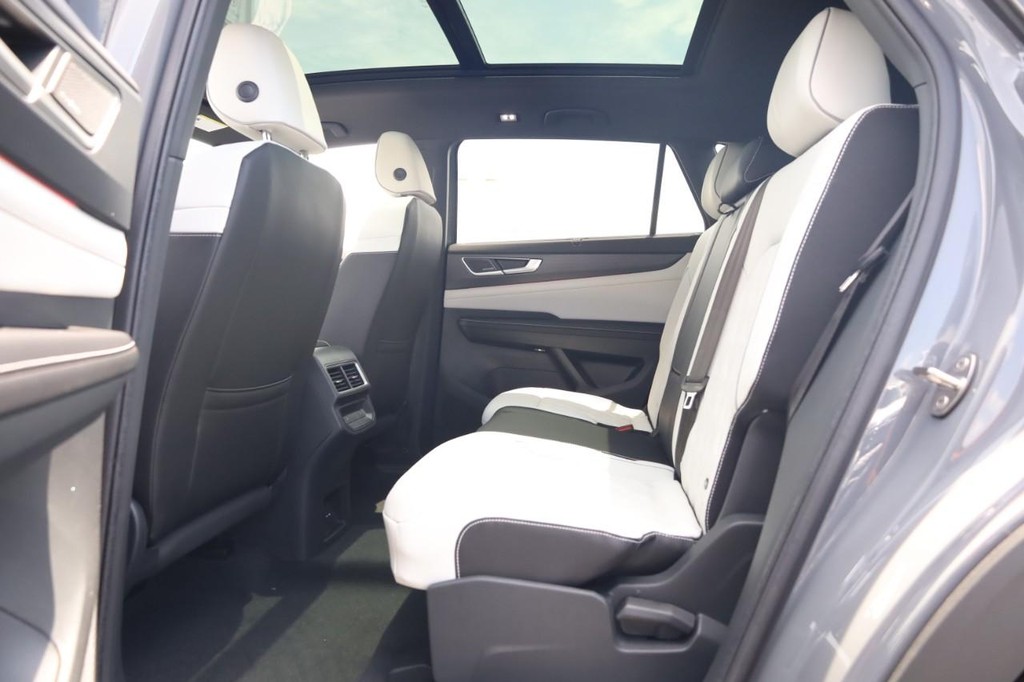 Volkswagen Atlas Cross Sport Vehicle Full-screen Gallery Image 20