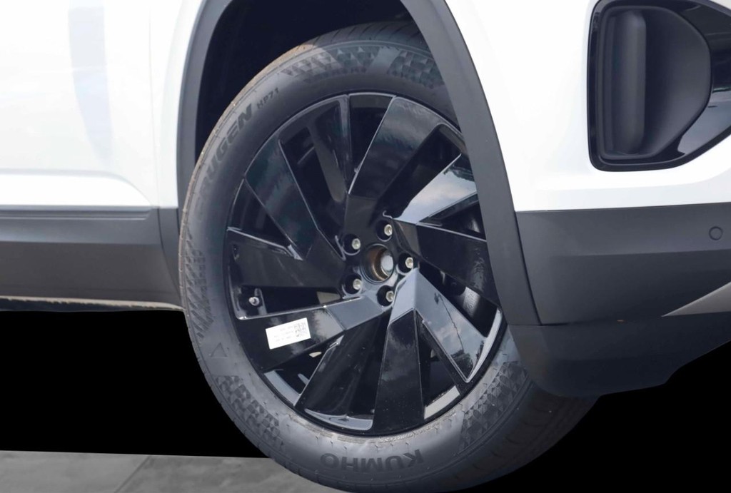 Volkswagen Atlas Cross Sport Vehicle Full-screen Gallery Image 3