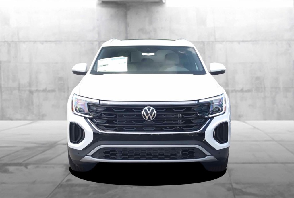 Volkswagen Atlas Cross Sport Vehicle Full-screen Gallery Image 4