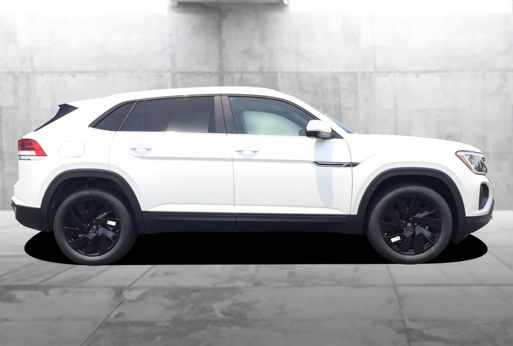 Volkswagen Atlas Cross Sport Vehicle Full-screen Gallery Image 5