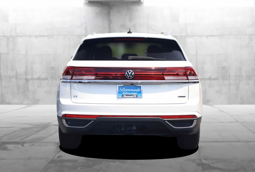 Volkswagen Atlas Cross Sport Vehicle Full-screen Gallery Image 6