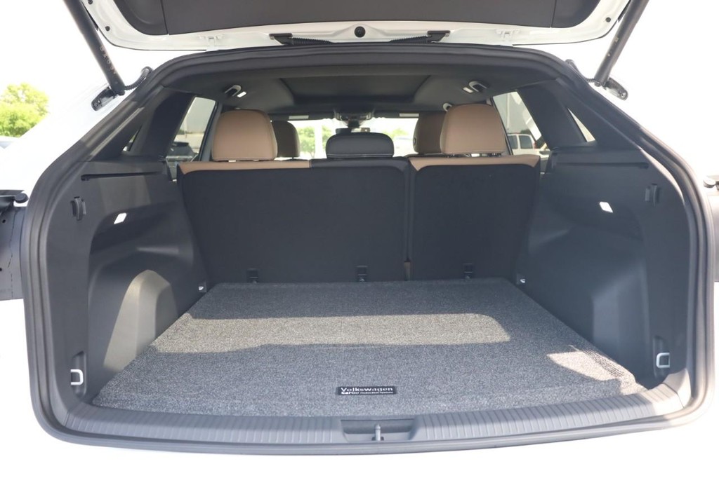 Volkswagen Atlas Cross Sport Vehicle Full-screen Gallery Image 7