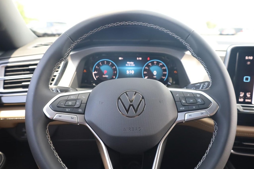 Volkswagen Atlas Cross Sport Vehicle Full-screen Gallery Image 9