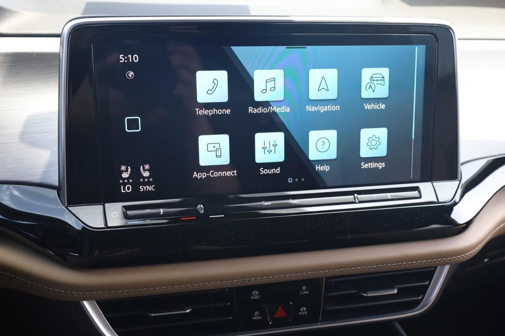 Volkswagen Atlas Cross Sport Vehicle Full-screen Gallery Image 11